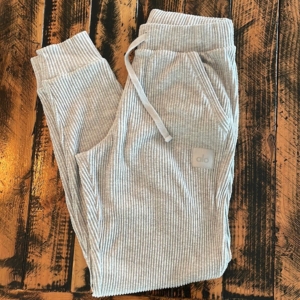 ALO Yoga Muse Sweatpant. Size S. Heather grey.